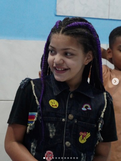 Crianças participando de um culto.